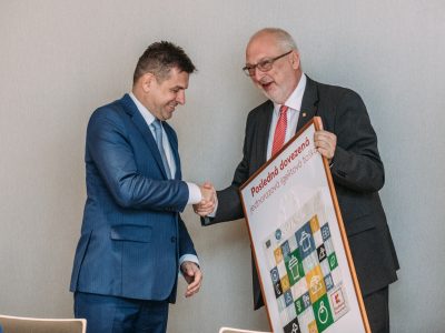 Kaufland symbolicky odovzdal poslednú dodanú jednorazovú igelitovú tašku
