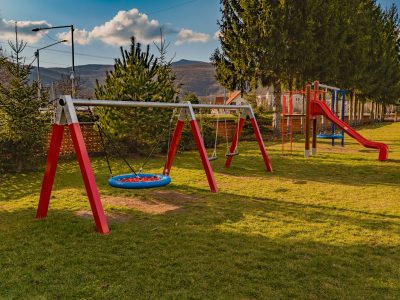 Nadácia COOP Jednota podporila ďalší lokálny projekt, žiaci z Diviackej Novej Vsi sa tešia z detského ihriska