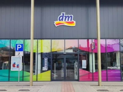 dm sa odpája od fosílnych palív